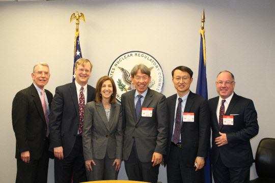 한상욱 한국수력원자력 기술전략본부장(오른쪽 세 번째)이  지난 4일(현지시간) 미국  원자력규제위원회를 방문해 NRC 총괄운영책임자인 마가렛 돈(왼쪽 세 번째) 등 관계자들과 기념촬영을 하고 있다.  <한국수력원자력 제공>